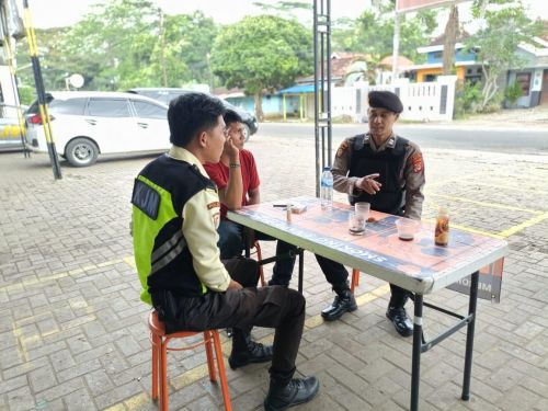 Patroli Samapta Polres Metro dan Polsek Jajaran, Berdialogis Dengan Warga Ingatkan Jaga Keamanan