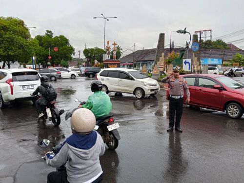 Polres Metro Laksanakan Strong Point di Tengah Gerimis Hujan
