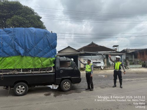 Polantas Polres Metro berikan teguran Simpatik kepada pengemudi kendaraan dalam rangka Operasi Keselamatan Krakatau 2026