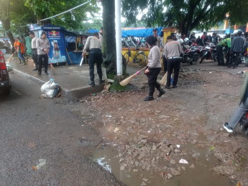 Polres Metro Lampung Turun Langsung dalam Gerakan Bersih-Bersih Serentak Kota Metro